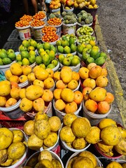 Maracujá, manga, goiaba e outras frutas tropicas à venda no mercado