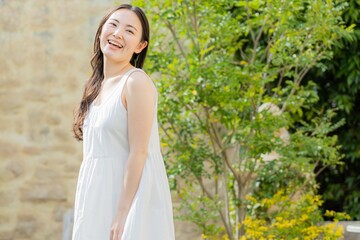 白いワンピースを着た若い日本人女性