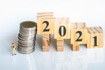 Miniature : Photographers standing next to coins and wood, 2021