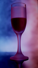 Copa de vino sobre fondo de rojo y azul