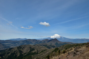 Fototapeta premium 箱根明神ヶ岳からのぞむ春の富士山と南アルプス