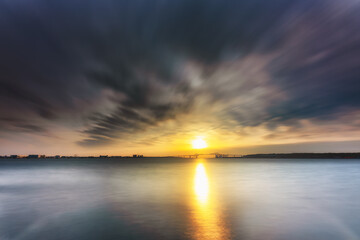 東京ゲートブリッジの朝日