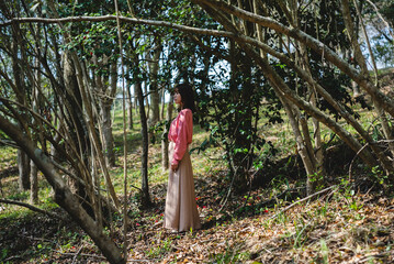 自然の多い田舎に住む女性