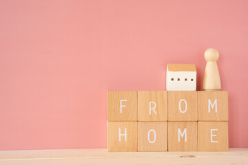在宅ワーク｜「FROM HOME」と書かれた積み木と、家と人のオブジェ