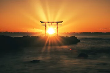 Foto op Plexiglas 大洗海岸に立つ神磯の鳥居に差し込む朝日 © san724