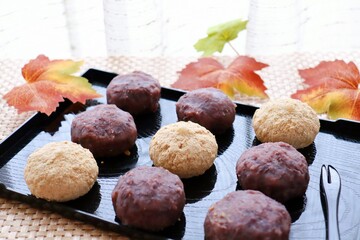 おはぎ　日本の伝統和菓子　背景に紅葉
