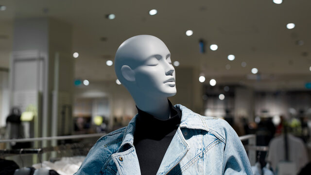 Female bald mannequin in a shopping center, close-up.