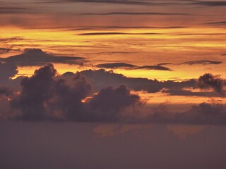 Wolkenhimmel in orange - lila