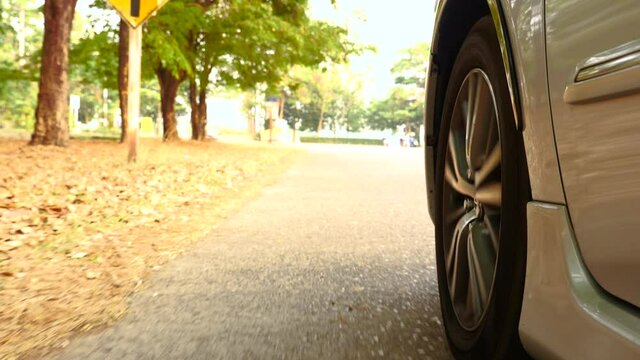 The front wheel of the car is running,View of the front wheel of a car driving along an asphalt road,Low angle shot,
Spinning wheel close-up, 3840x2160, 4k,