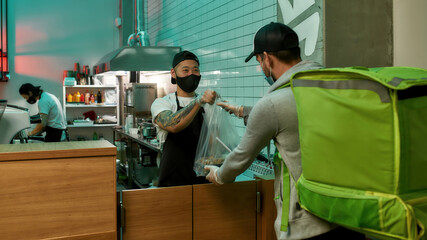 Food delivery man picks up groceries in restaurant © Svitlana