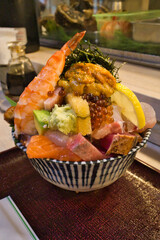 豪快すぎる海鮮丼