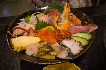 豪華な海鮮丼