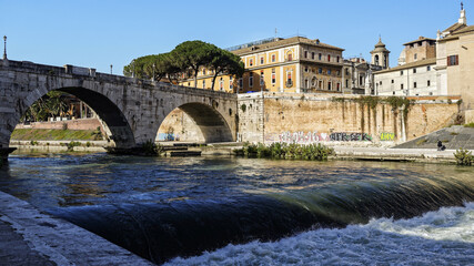 Fototapeta premium Balade le long du Tibre à Rome