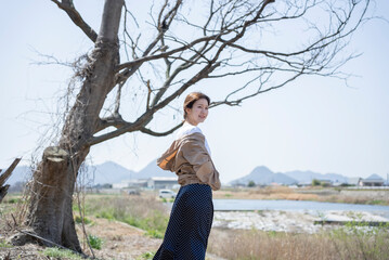 Naklejka premium 自然の多い街に住む女性