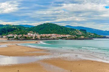 Obraz premium beach near the ocean and the town