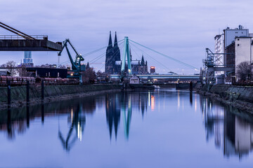 Fototapeta na wymiar The small Deutzer Hafen in Cologne with a view of Cologne Cathedral, Germany.