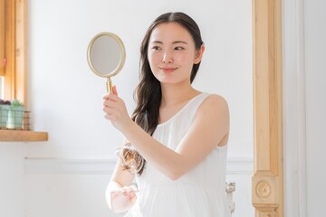 手鏡を持つ若い日本人女性