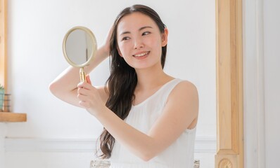 手鏡を持つ若い日本人女性