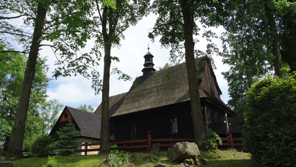 Fototapeta na wymiar Kościół w Szymbarku w Małopolsce, szlak architektury drewnianej, zabytek sakralny