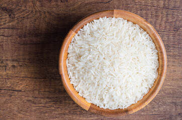 Fototapeta na wymiar Organic Thai Jasmine rice grain in wooden bowl.