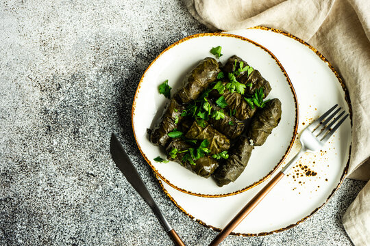 Overhead view of a plate of traditional Georgian tolma