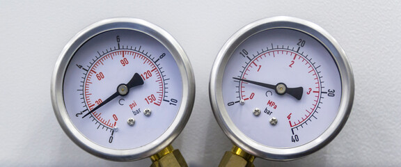 Two ressure gauges input and outpit line range 0-40 Bar and PSI