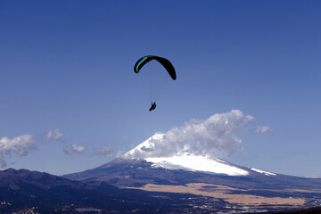 早春の富士山とパラグライダー。伊豆スカイラインから