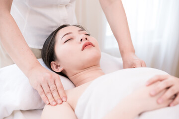 Fototapeta na wymiar Young Asian woman getting Body massage, Relaxing oil massage at beauty spa salon. Massage for health