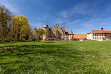 Fototapeta premium Schloss Eyrichshof im Naturpark Haßberge, im Ort Eyrichshof bei Ebern, Landkreis Hassberge, Unterfranken, Franken, Bayern, Deutschland