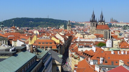 Fototapeta na wymiar Über den Dächern von Prag mit Burganlage, Tschechien