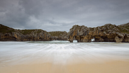 Fototapeta na wymiar Playa de las Cuevas, cerca de la población de Llanes. Asturias. España. Europa