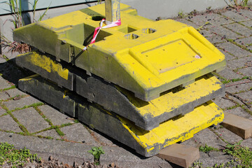 Gelbe Fußplatten, Warnschwellen, Grundelemente auf einer Baustelle