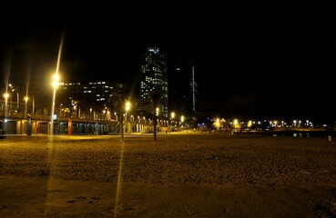 Noc na plaży w Barcelonie.