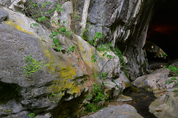 Obraz premium Au coeur des roches à l'entrée de la grotte des sorcières de Zugarramurdi, Pyrénées Espagnoles, Espagne