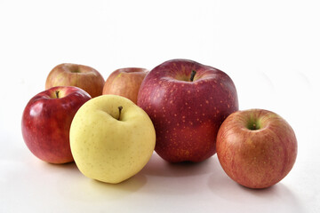 白背景の林檎