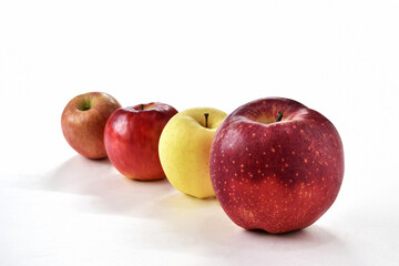 白背景の林檎