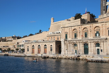 Fototapeta na wymiar quay and buildings in malta 