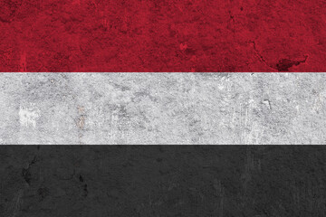 Fahne von Jemen auf verwittertem Beton