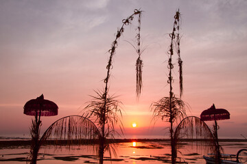 Sonnenuntergang, Abendstimmung mit Dekoration am Meer, Bali, Indonesien, Südostasien
