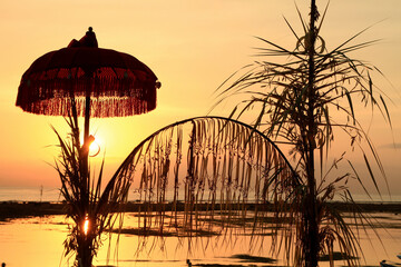 Fototapeta na wymiar Sonnenuntergang, Abendstimmung mit Dekoration am Meer, Bali, Indonesien, Südostasien