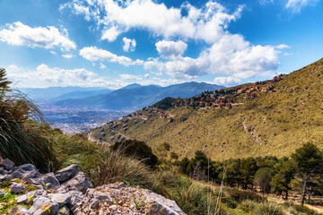 Obraz premium Spring Hills of Sicily at the Coast near Palermo
