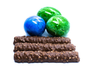 Ostereier und Schokoriegel in Studio