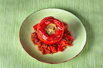 Vegane,mit Bulgur gefüllte Paprika auf grünem Teller - 422062446
