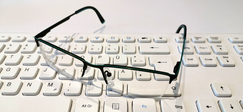 Brille liegt auf Computertastatur