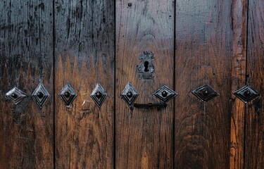 Remaches de metal en puerta de madera