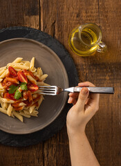 Penne ao molho sugo com azeite de oliva