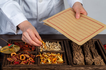 Young Chinese medicine is preparing Chinese herbal medicine
