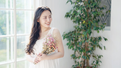 Fototapeta premium 花束を持つ女性 ウェディングイメージ