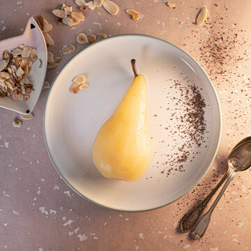 Poire poch&eacute;e au sirop