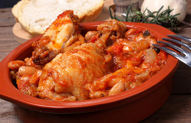 Tajine di pollo con deliziosa salsa di verdure miste. pomodoro, cipolla, peperoni, melanzana, fagioli.